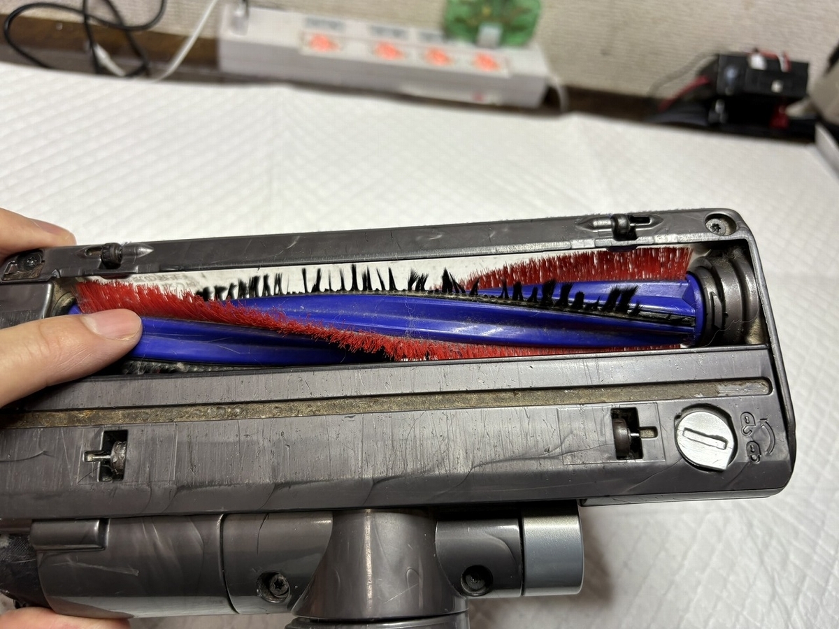 ダイソン dyson 掃除機 DC46 スイッチ部に難あり ダイソン掃除機 DC46のヘッド修理 - TomのブログⅡ