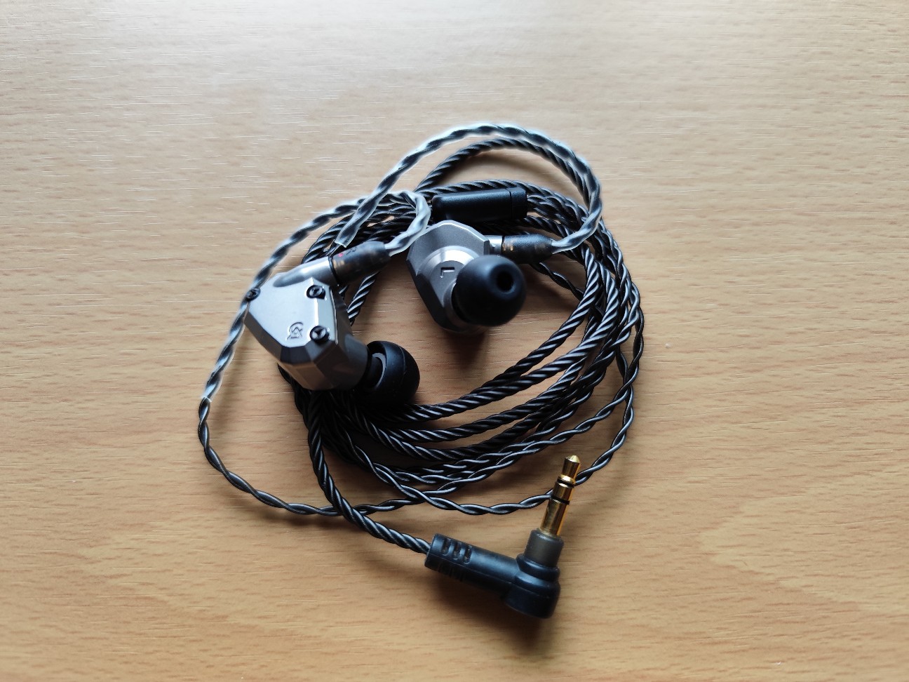 イヤホン Campfire Audio ARA Campfire Audio「ARA」高域が煌びやかなじゃじゃ馬イヤホン!! - 私は