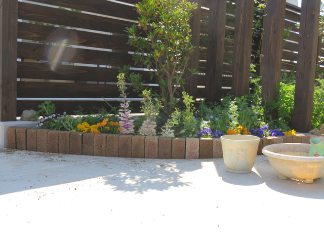 コーナー花壇の改造中