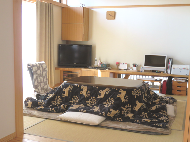 冬支度をした居間の画像