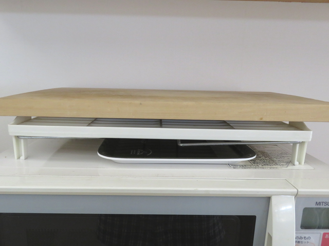 電子レンジの上にラックやまな板を置いた画像