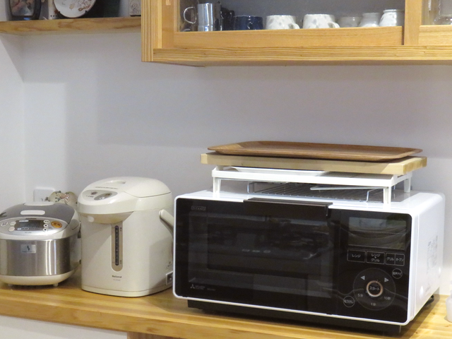 新しいオーブンレンジを背面収納に置いた様子