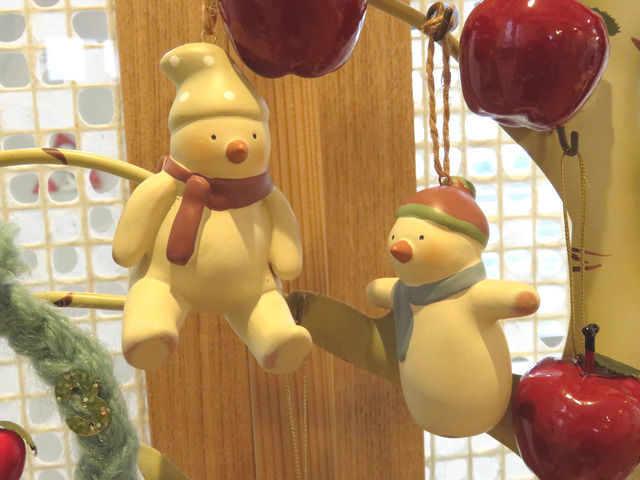 卓上のクリスマス飾りのアップ　RUSS 素焼きのクリスマスオーナメント