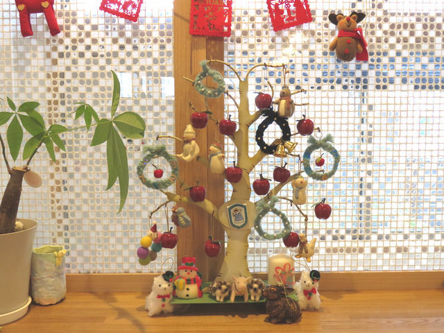 卓上のクリスマス飾りの全景
