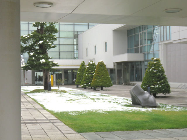 雪が積もったエントランス