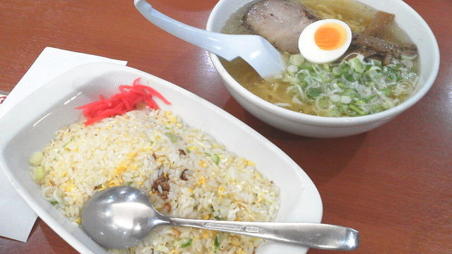 三代目月見軒札幌ラーメンとチャーハン