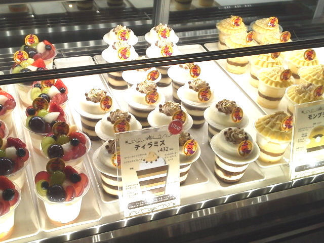 ショーケースに並んだ美味しそうなケーキ