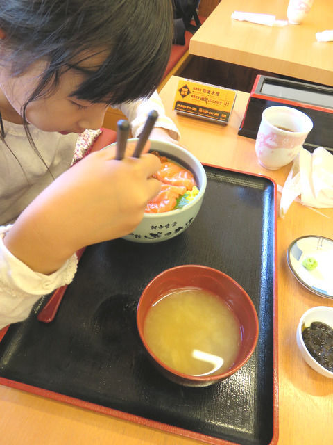 海鮮丼を食べる様子