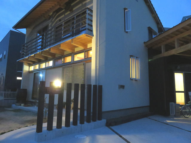 ライトを付けた夜の外観