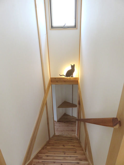 猫型の階段の照明