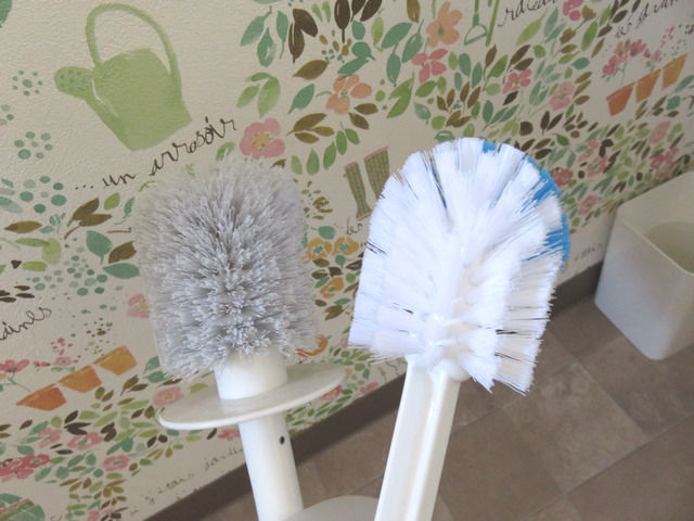 フチ裏とるとるトイレブラシと無印のトイレブラシの比較