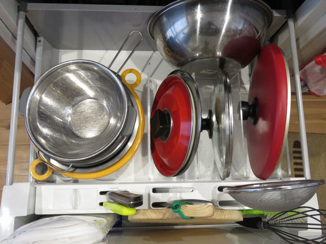 システムキッチンの引出しの収納ビフォー