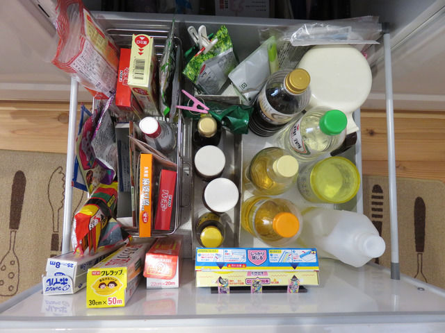 システムキッチンの引出しの収納ビフォー