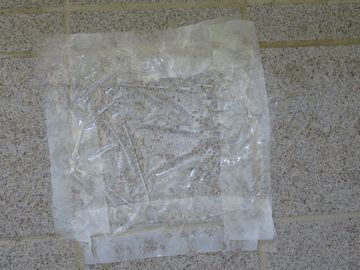 床に洗剤パックをしている様子