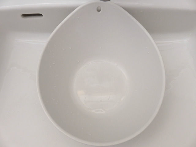 湯垢が全て落ちて綺麗になった洗面器