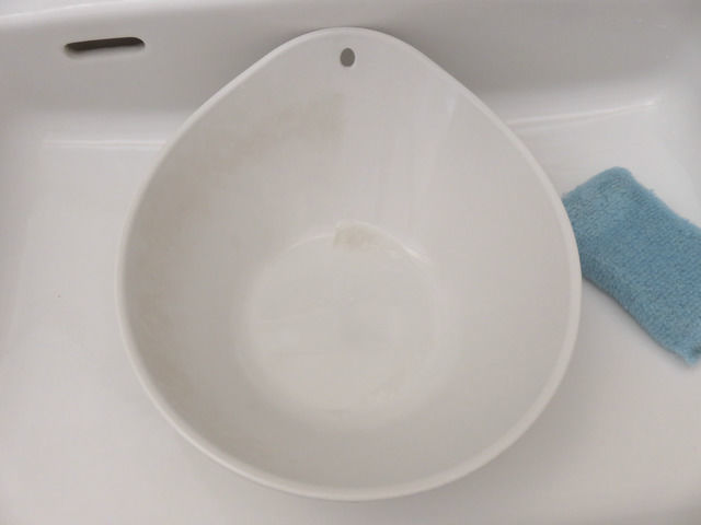 半分だけ汚れを落とした洗面器