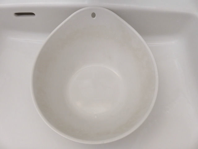 湯垢で汚れた白い洗面器