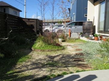 庭にレンガを飛び石に並べた様子