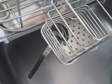 水切りポケットから滑り落ちたスプーンの画像