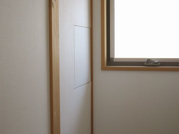 階段の明り取りの窓の横壁にある小さな扉