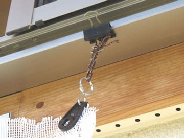 遮光ネットをダブルクリップで吊るしている様子
