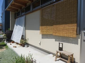 猛暑対策 農業用遮光ネットは日よけ効果抜群 ちょっと曲がった家