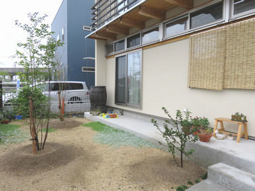 スダレを掛けている家の外観