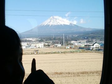 新幹線の窓から見える富士山