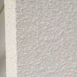 塗装工事中の外壁