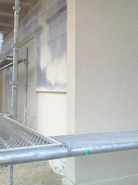 塗装工事中の外壁