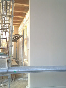 塗装工事中の外壁