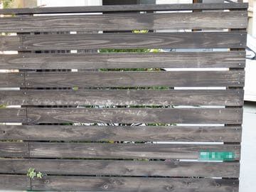 3年経過で色あせした板塀