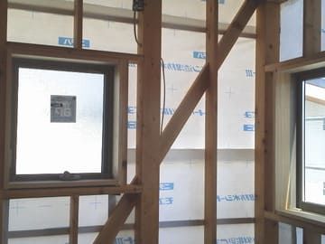防水シートが張られた室内