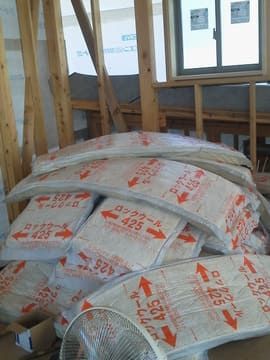 山積みの断熱材