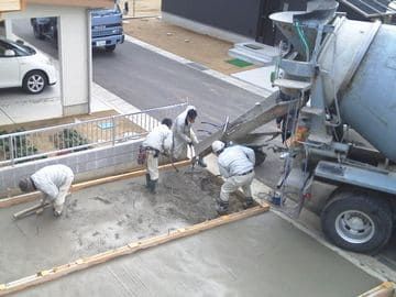 駐車場にコンクリートを流し込む作業