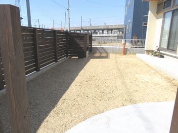 更地の庭の全景