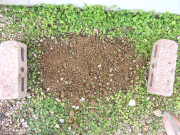 四角く切り取られた穴