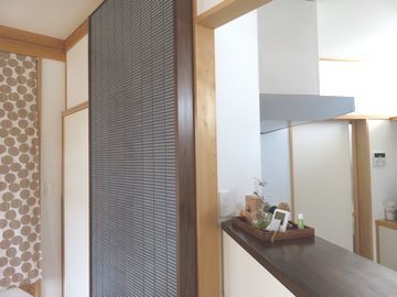 引き戸が2カ所みえる室内