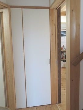 家の真ん中に作った物入れ