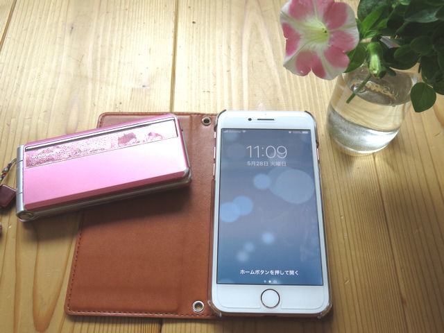 スマホとガラケーの写真