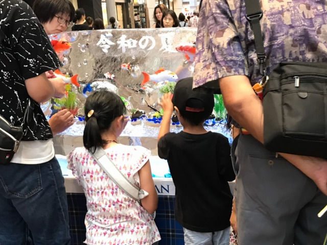 三宮センター街の氷のオブジェに群がる人たち