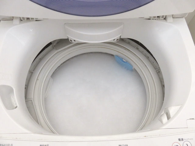 シャボン玉石けん 洗たく槽クリーナーを使用している様子 白い泡がたっている