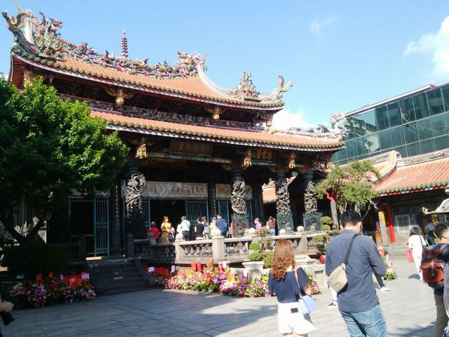 台湾龍山寺の境内