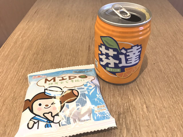 シーザーメトロ台北のウエルカムドリンクとお菓子