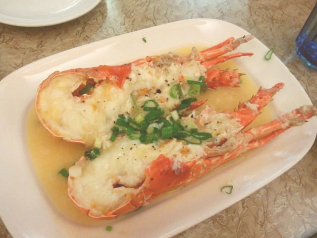 龍鮑翅魚翅専売店の伊勢海老料理