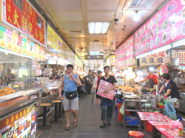 士林夜市の地下食堂