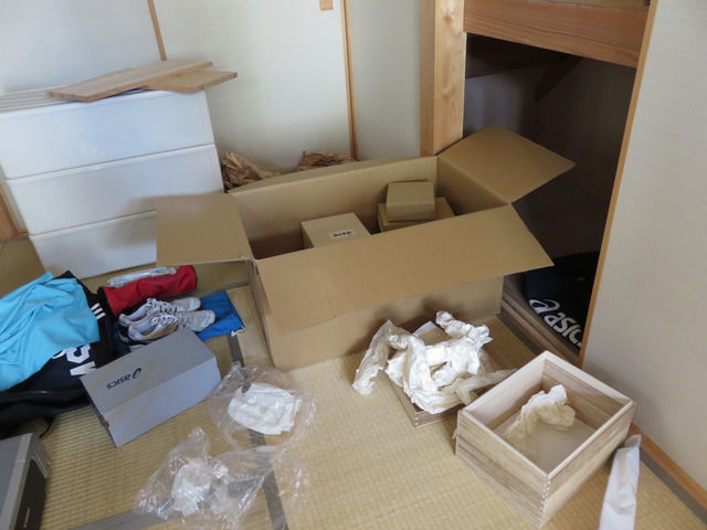 雛人形を出した後の箱が散乱した部屋