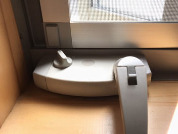 YKKAP 縦すべり窓のオペレーターハンドルの取付ネジを締めなおしている画像