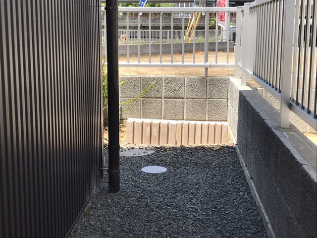 花壇づくりの作業 離れたところからチェック