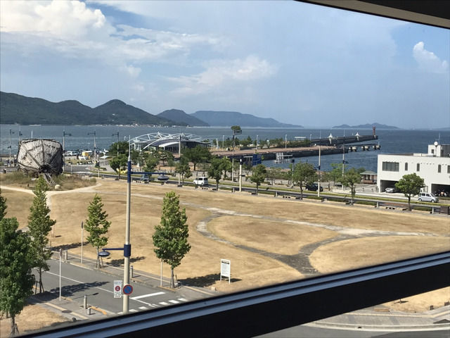 サンポート高松から眺めた瀬戸内海 赤灯台